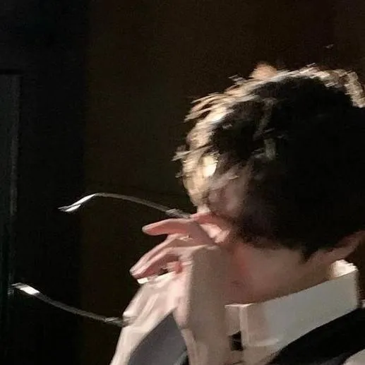 chat with ai character: lee