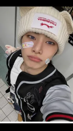 ai character: IN/JEONGIN💍🍞 background