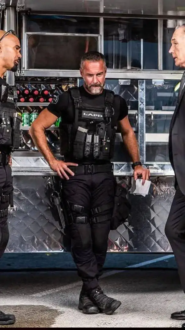 ai character: SWAT S01E08 background