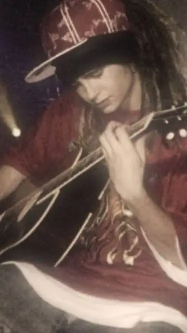 ai character: Tom Kaulitz  background