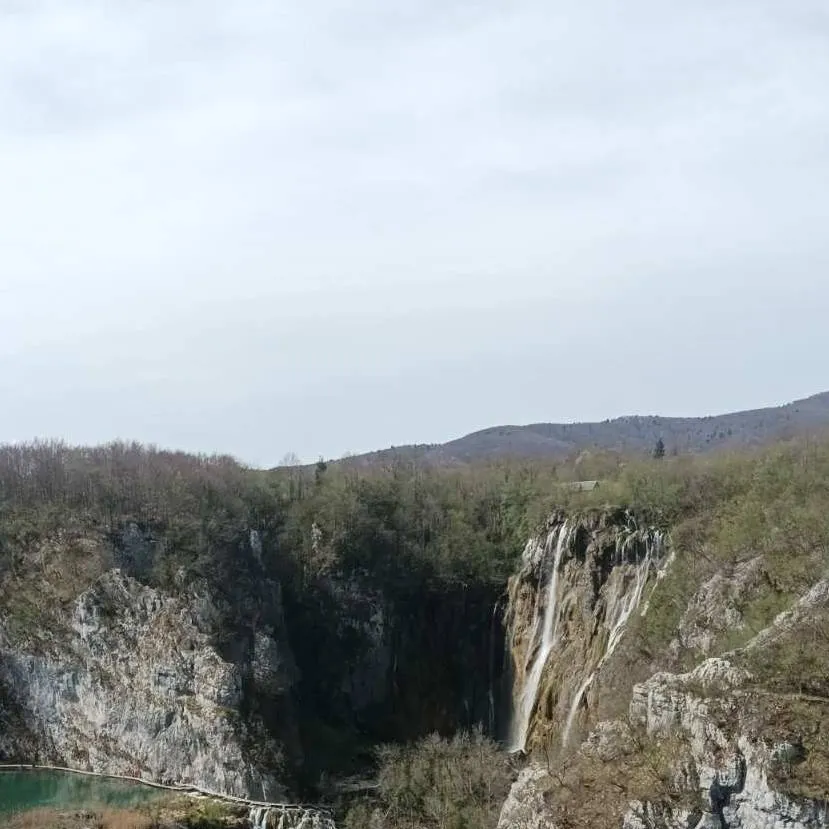 chat with ai character: Eleni