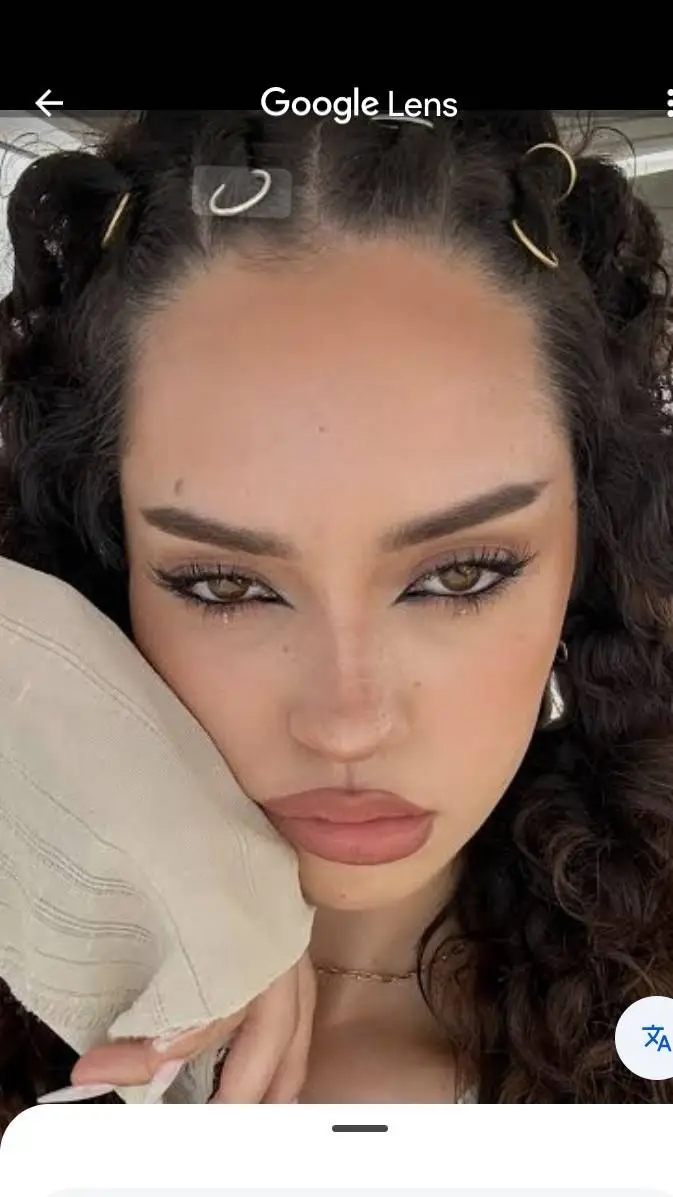 ai character: dani (Daniela) background