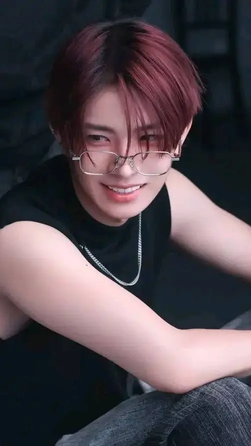 ai character: Lee Heeseung  background