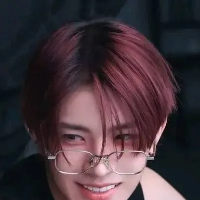 chat with ai character: Lee Heeseung 