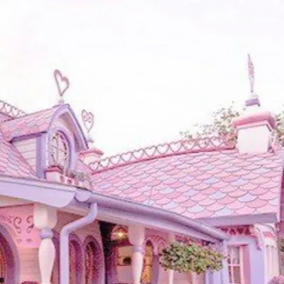 chat with ai character: Cute house. family