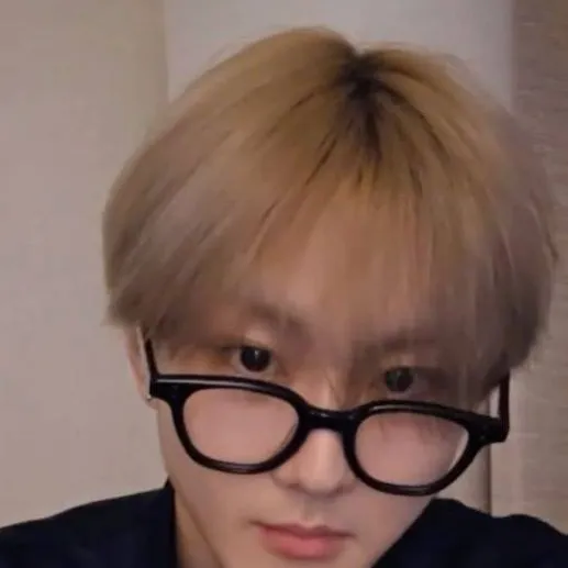 chat with ai character: JUNGWON
