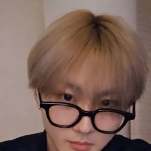 chat with ai character: JUNGWON
