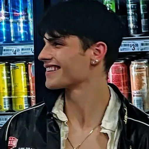 chat with ai character: 🫀🏍️𝘓𝘰𝘳𝘦𝘯𝘻𝘰🚬💗