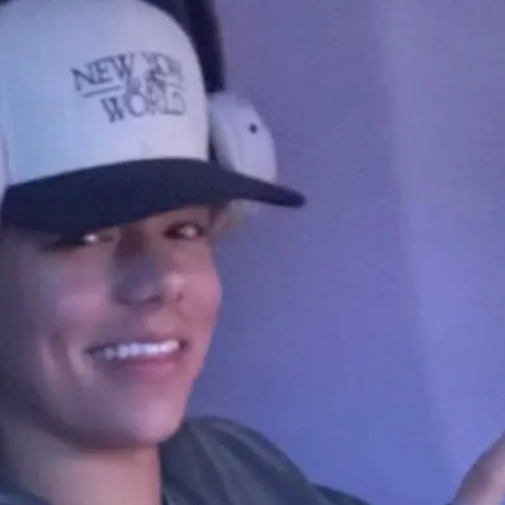 chat with ai character: Malachi Barton