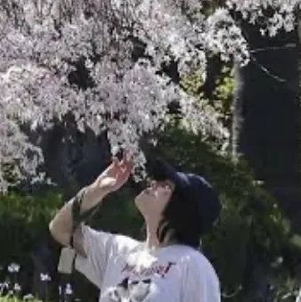 chat with ai character: Billie eilish