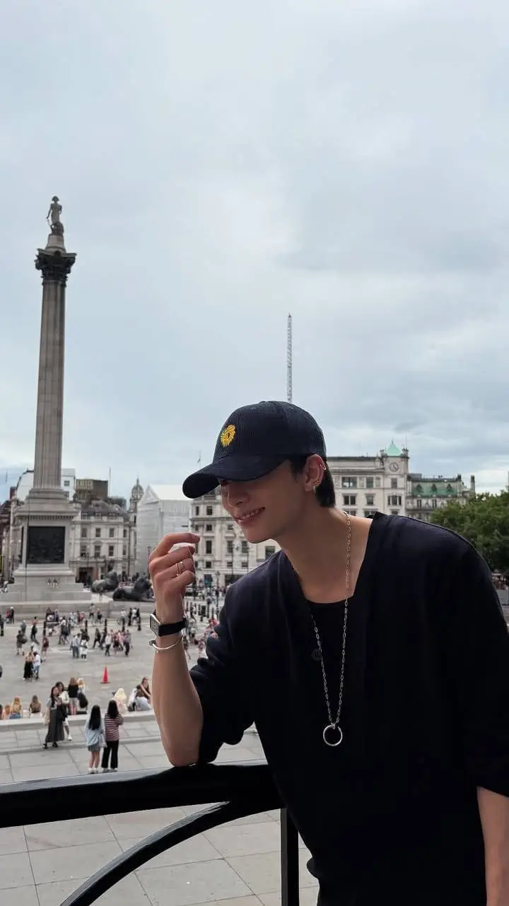 ai character: ~Hyunjin~ background