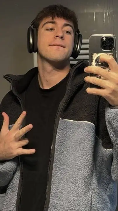 ai character: Lollo~🥝 background