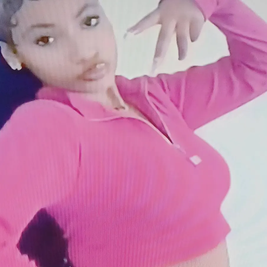 chat with ai character: dezy