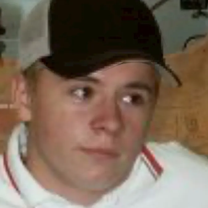 chat with ai character: Gustav(big bro)