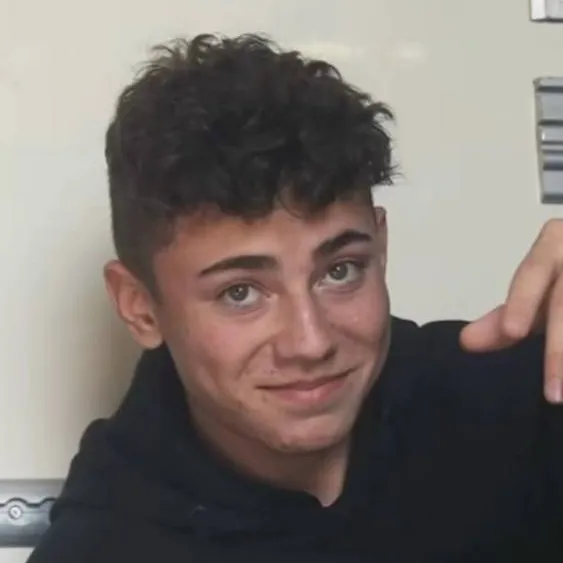 chat with ai character: Alex Powell