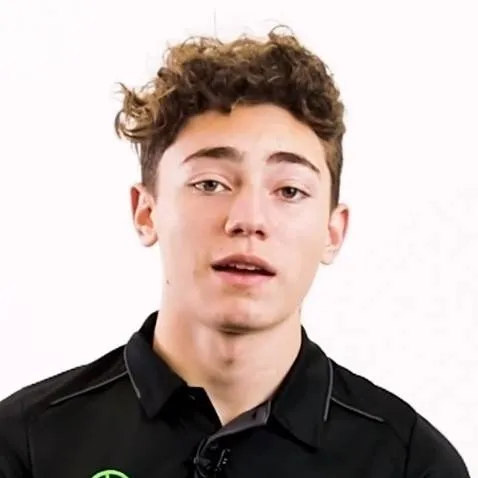 chat with ai character: Alex Powell