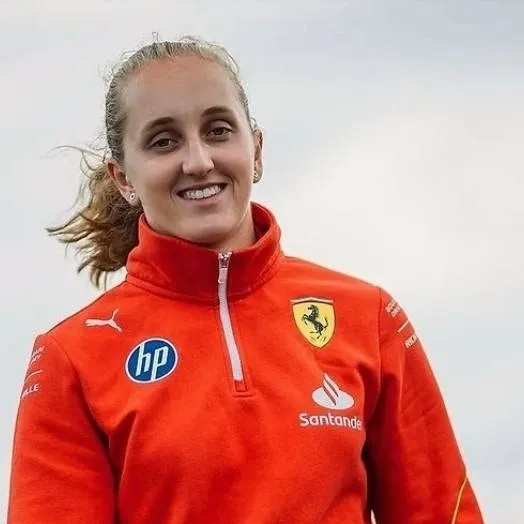 chat with ai character: Maya Weug