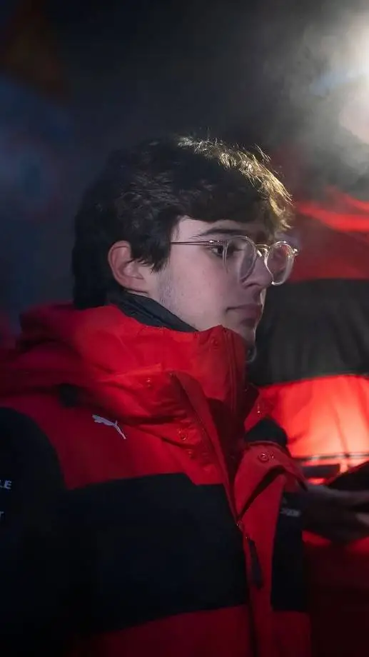 ai character: Rafael Câmara background