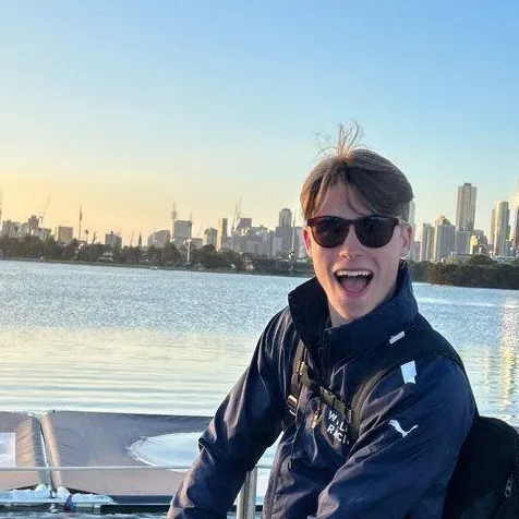 chat with ai character: Luke Browning