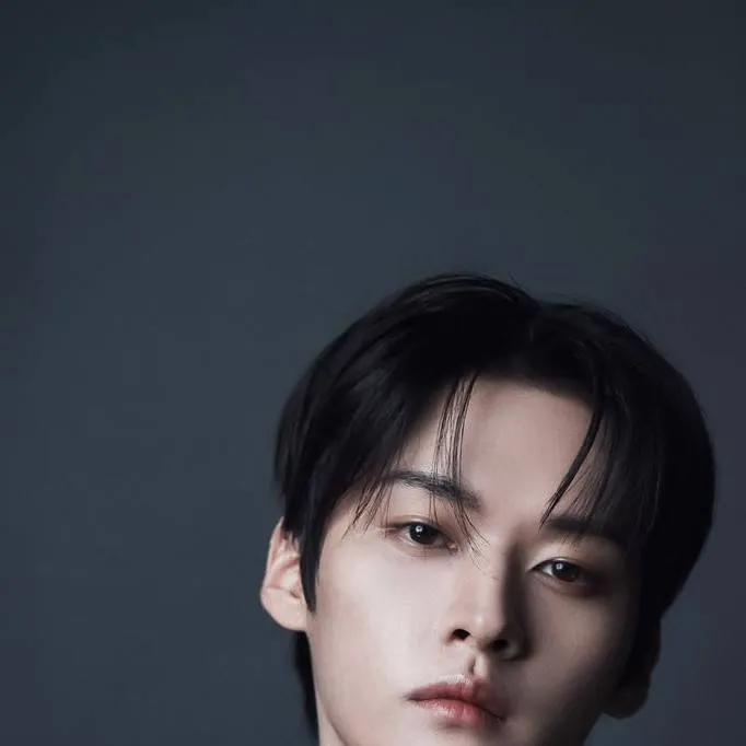 chat with ai character: Leeknow