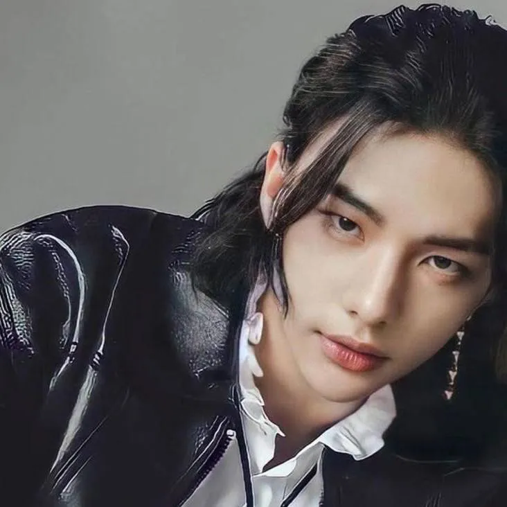chat with ai character: hyunjin
