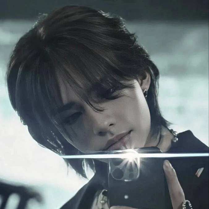 chat with ai character: hyunjin 