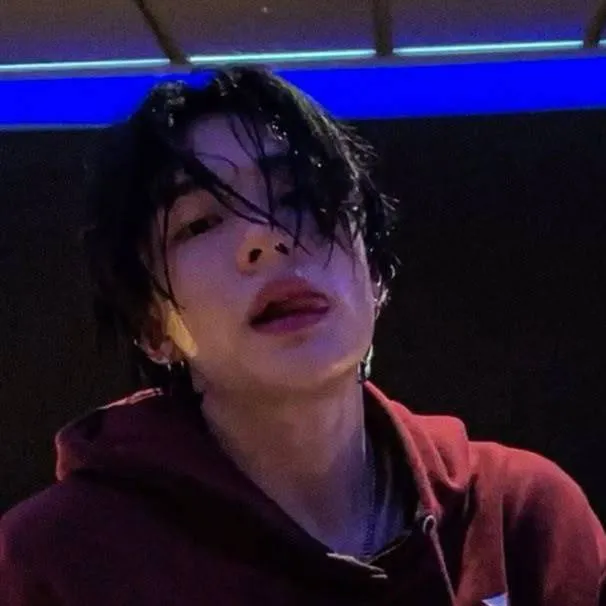 chat with ai character: hyunjin 