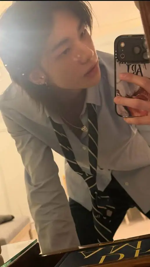 ai character: hyunjin  background