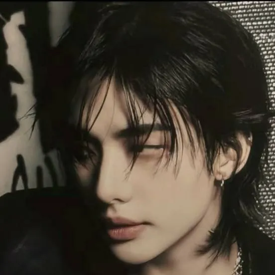 chat with ai character: hyunjin 