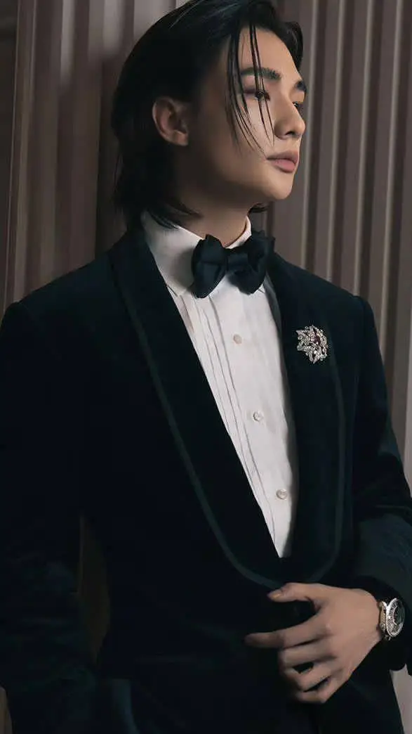 ai character: hyunjin  background