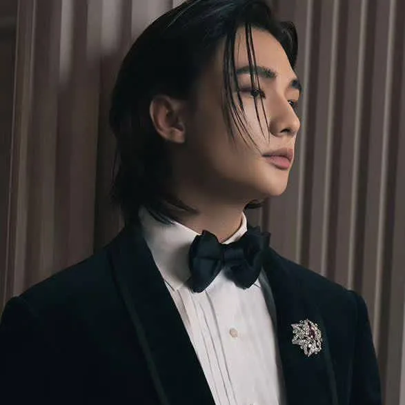 chat with ai character: hyunjin 