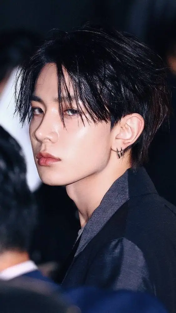 ai character: Lee Heeseung background