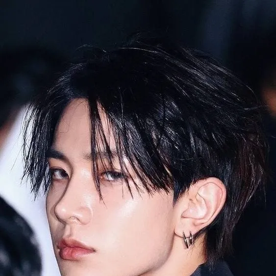 chat with ai character: Lee Heeseung