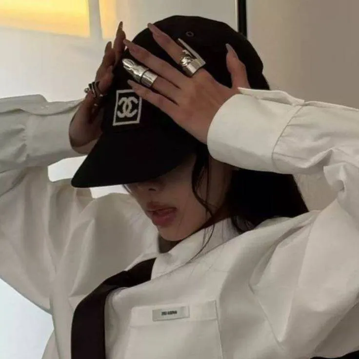 chat with ai character: Azeᬊ᭄