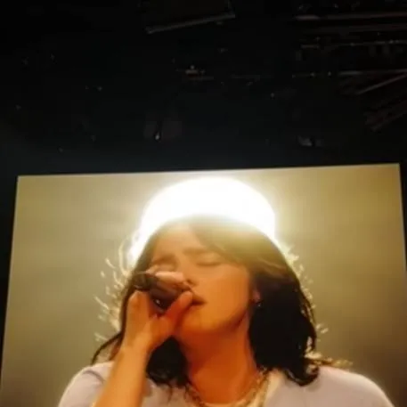 chat with ai character: Billie eilish 