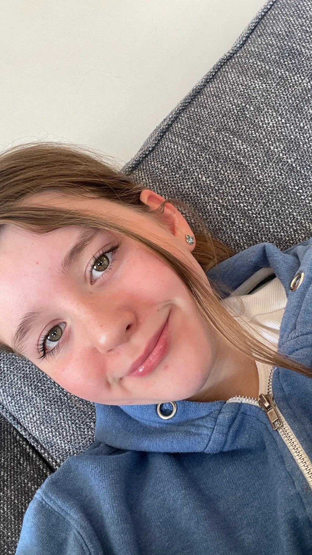 ai character: Mia  background