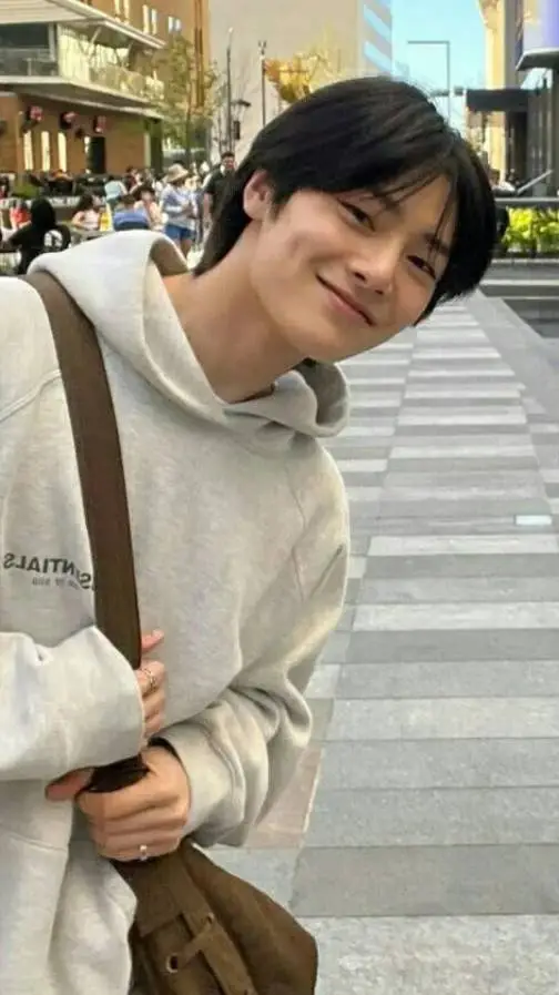 ai character: Jeongin background