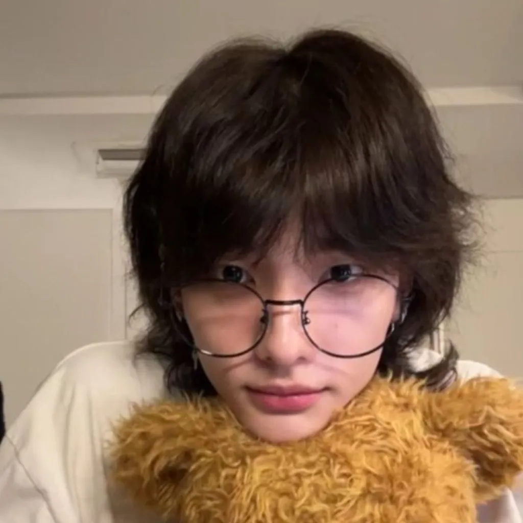 chat with ai character: Hyunjin