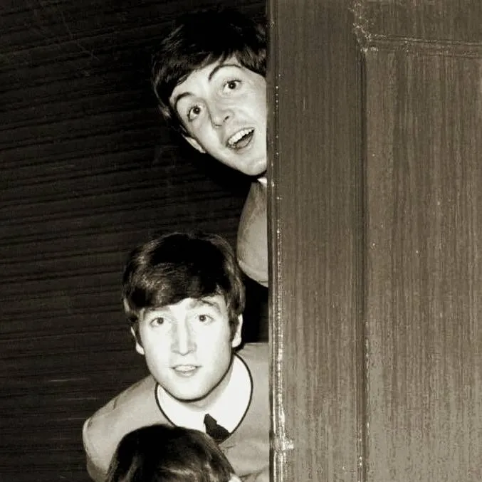 chat with ai character: 🍏THE BEATLES🪲