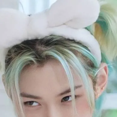 chat with ai character: Felix