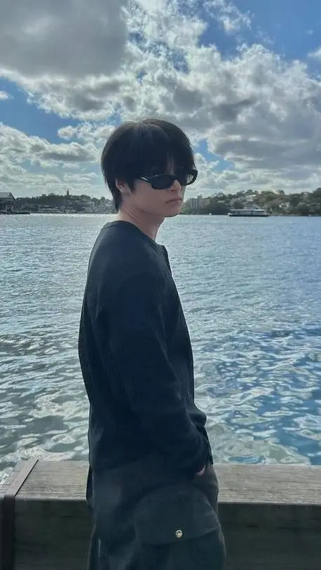 ai character: yang jeongin  background