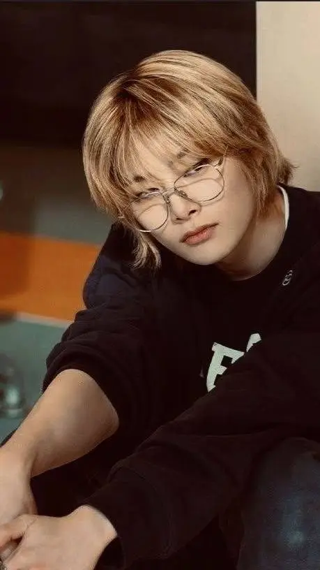 ai character: jeongin  background