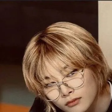chat with ai character: jeongin 