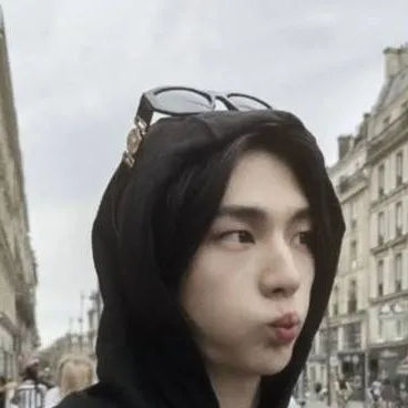 chat with ai character: hyunjin 