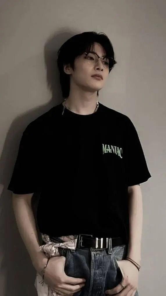 ai character: yang jeongin  background