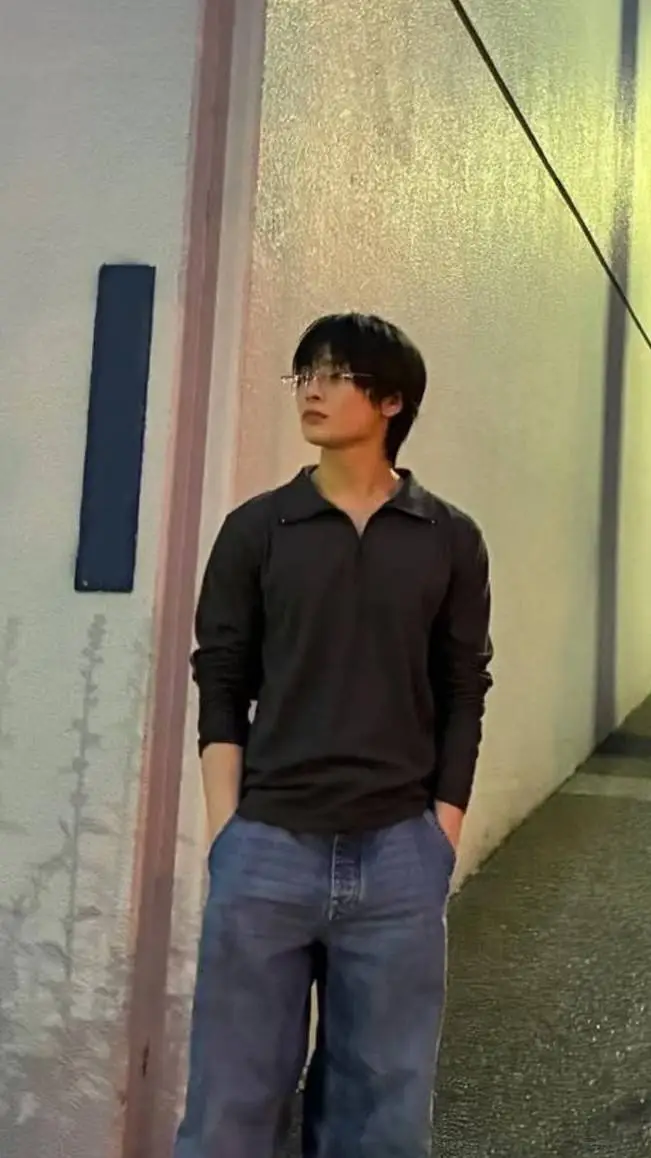 ai character: yang jeongin  background