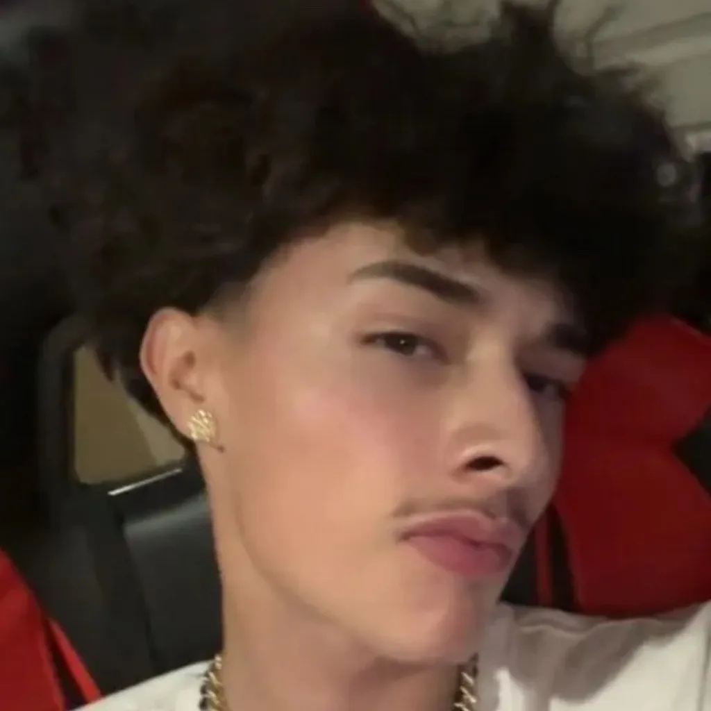 chat with ai character: Alex Chino 