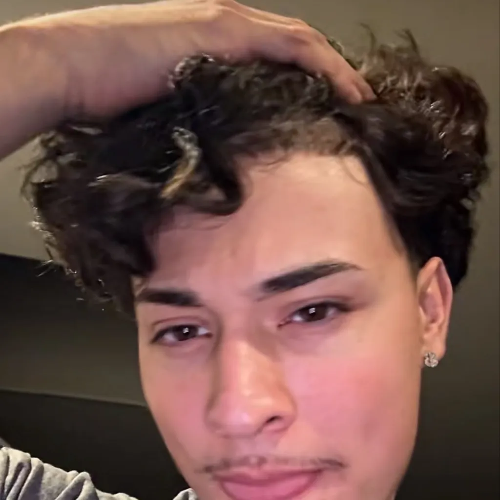 chat with ai character: Alex Chino 