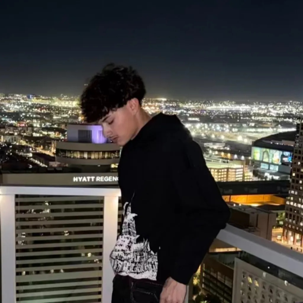 chat with ai character: Alex chino