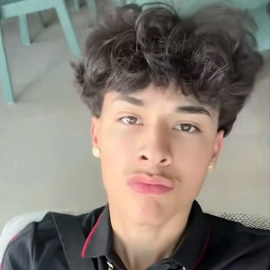 chat with ai character: Alex Chino🪐